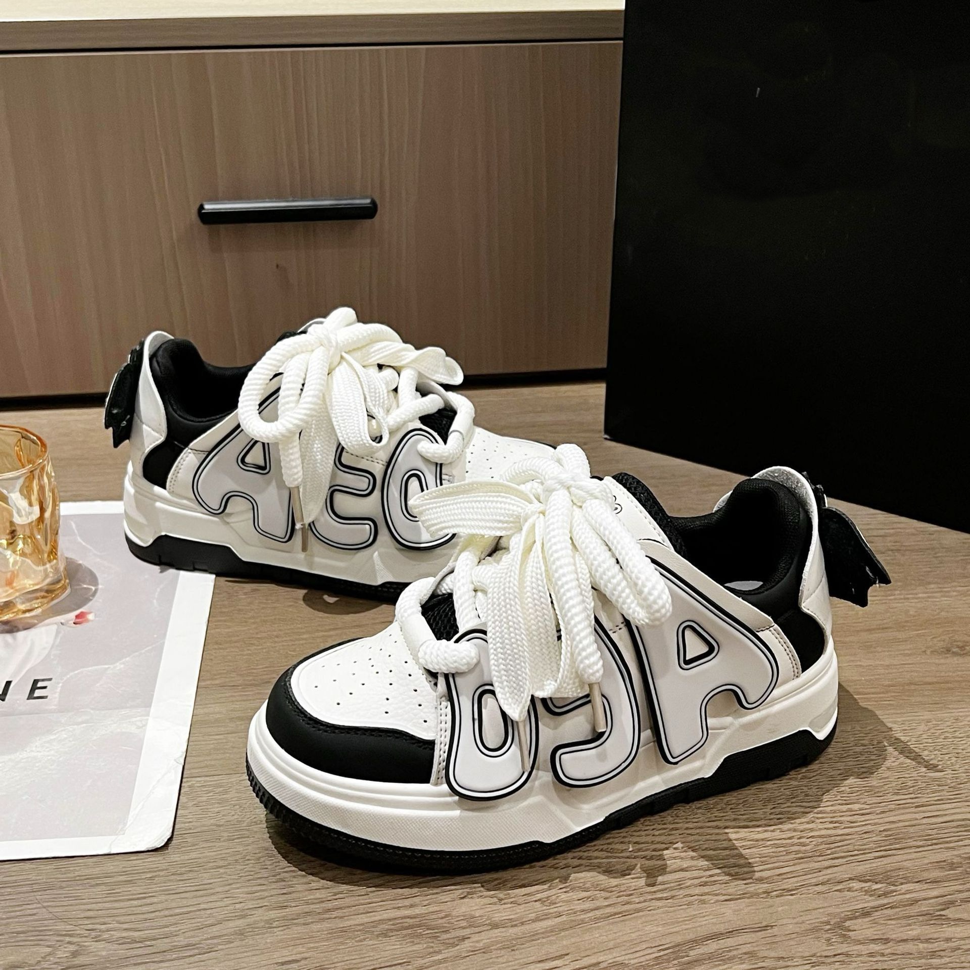 2025 New Bread Shoes Trend Female Niche Design Custom Casual Shoes High Street Letters Retro Fashion Sports Shoes Women